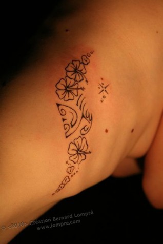 051.tattoo-paris-cote-femme-fleur-polynesien-lompre 